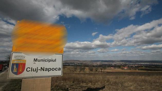 Gafă? Plăcuţa de la intrarea în oraşul Cluj care îi revoltă pe maghiari