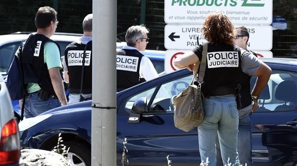 Un om decapitat și mai mulți răniți, într-un atac terorist, în Franța. Un prim suspect, arestat