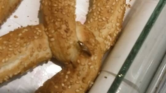 Imaginile șocante surprinse de un cumpărător în Mega Image. Reacția oficialilor magazinului