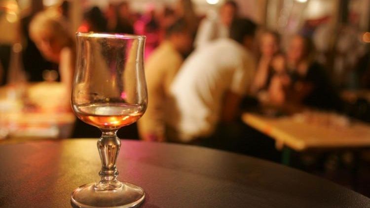 Bătrână de 72 de ani din Galaţi, găsită pe drum cu o alcoolemie record. Medicii, uimiţi