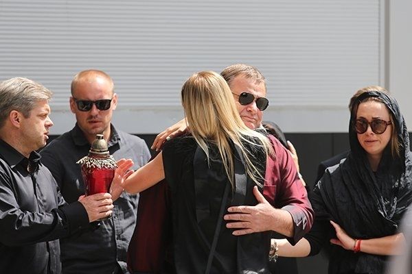 Una dintre cele mai iubite cântăreţe de 40 de ani a fost condusă pe ultimul drum 