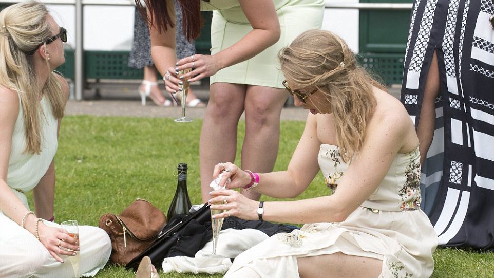 Femeile se distrează "prea tare" când au ocazia. De râs şi de plâns! Galeria ororilor