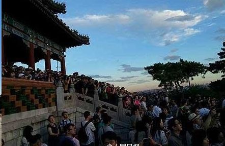 25.000 de oameni din China s-au strâns pentru a face o poză cu cerul senin. Care este motivul