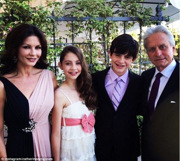 Michael Douglas şi Catherine Zeta Jones, imagine rară cu cei doi copii ai lor, de 14 şi 12 ani