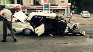 Imagini șocante: momentul în care această mașină e spulberată de un BMW în intersecție