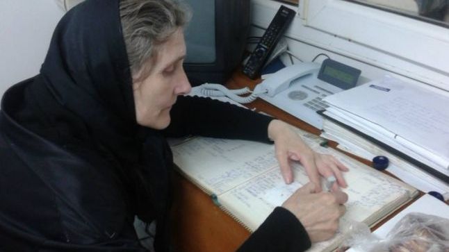 A făcut masterat în Robotică şi a ajuns femeie de serviciu şi portar 