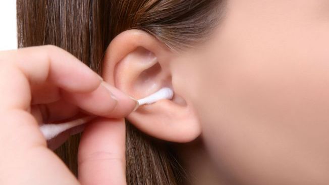Ce poţi păţi dacă îţi cureţi urechile des. Te vei gândi de două ori înainte să o mai faci