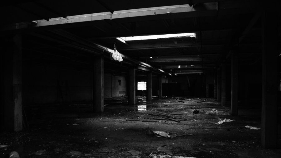 Au intrat în clădirea "bântuită" de lângă cimitir și au rămas îngroziți. Ce a urmat este șocant