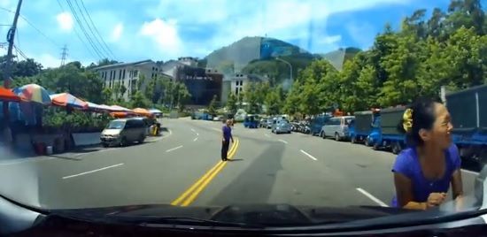 Penibil! Ce a filmat camera video de pe bordul unei maşini. Cum au încercat să-l escrocheze pe şofer