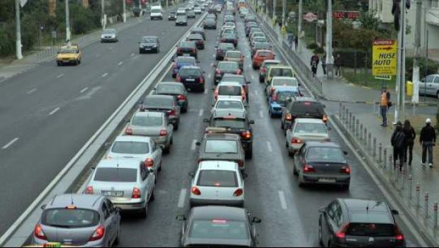 Trafic aglomerat pe autostrada Soarelui şi pe DN 1. Poliţiştii recomandă rute ocolitoare
