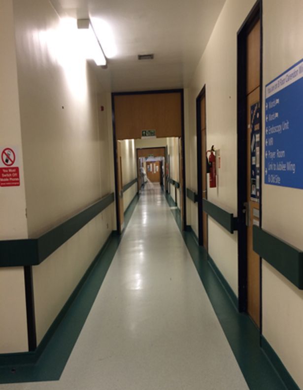 Apariţia înfiorătoare surprinsă într-o fotografie pe holul gol al unui spital: "Am auzit paşi"