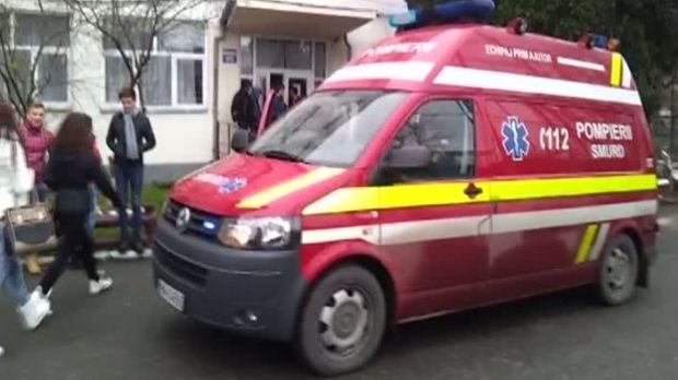  Accident tragic. Copil lovit de o maşină în timp ce traversa strada. Micuţul este în comă