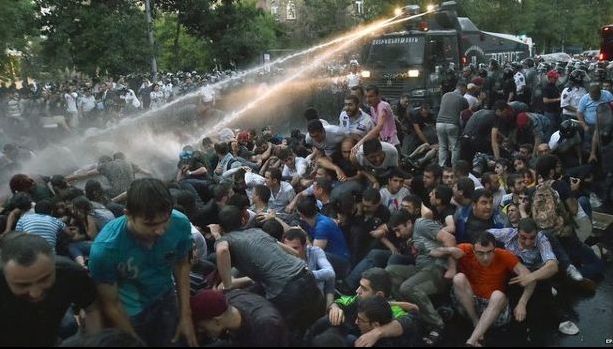 Protestele de stradă iau amploare în Armenia