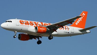 O fotografie cu un avion low cost reparat cu bandă adezivă a îngrozit privitorii. Care e explicaţia