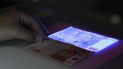 Cea mai falsificată bancnotă din România. În 2014, a explodat numărul banilor falși din piață