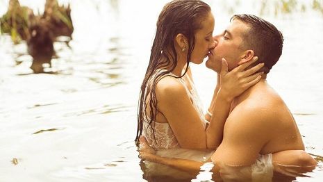 10 moduri prin care sa reaprinzi flacara pasiunii in relatia de cuplu