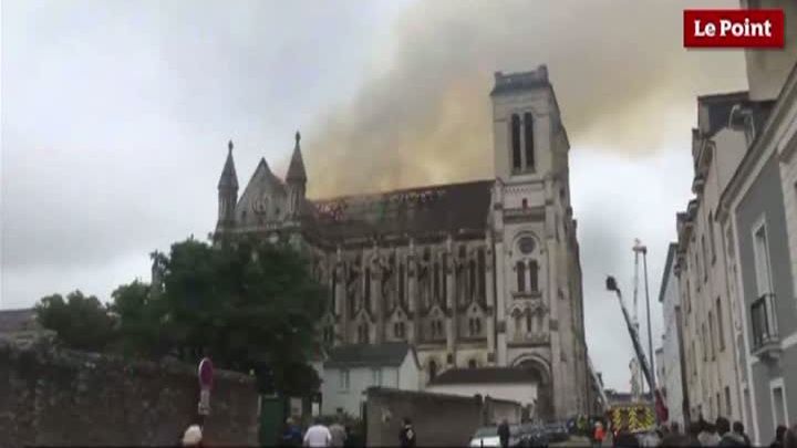 O basilică istorică din Franţa a fost mistuită de flăcări