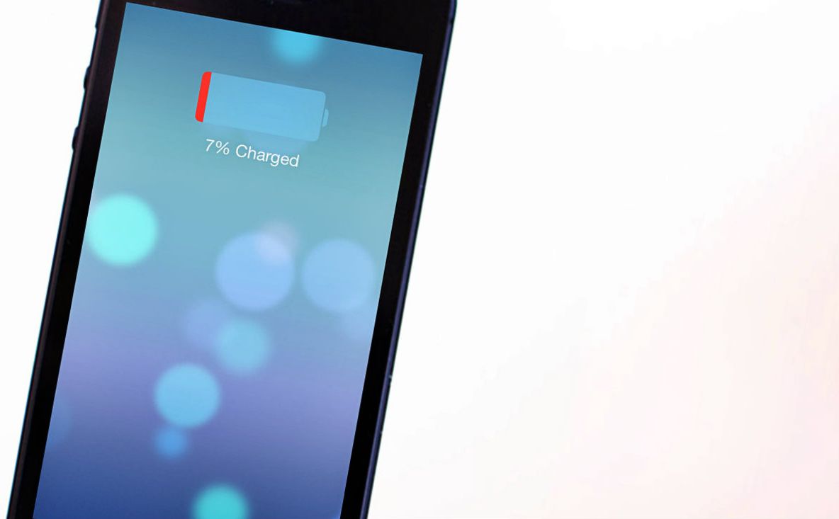 Cum te minte Apple că ai mai multă baterie pe iPhone!