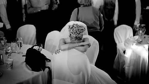 Nunta s-a termint brusc. Ginerele a fost ridicat de poliţişti. Motivul e incredibil