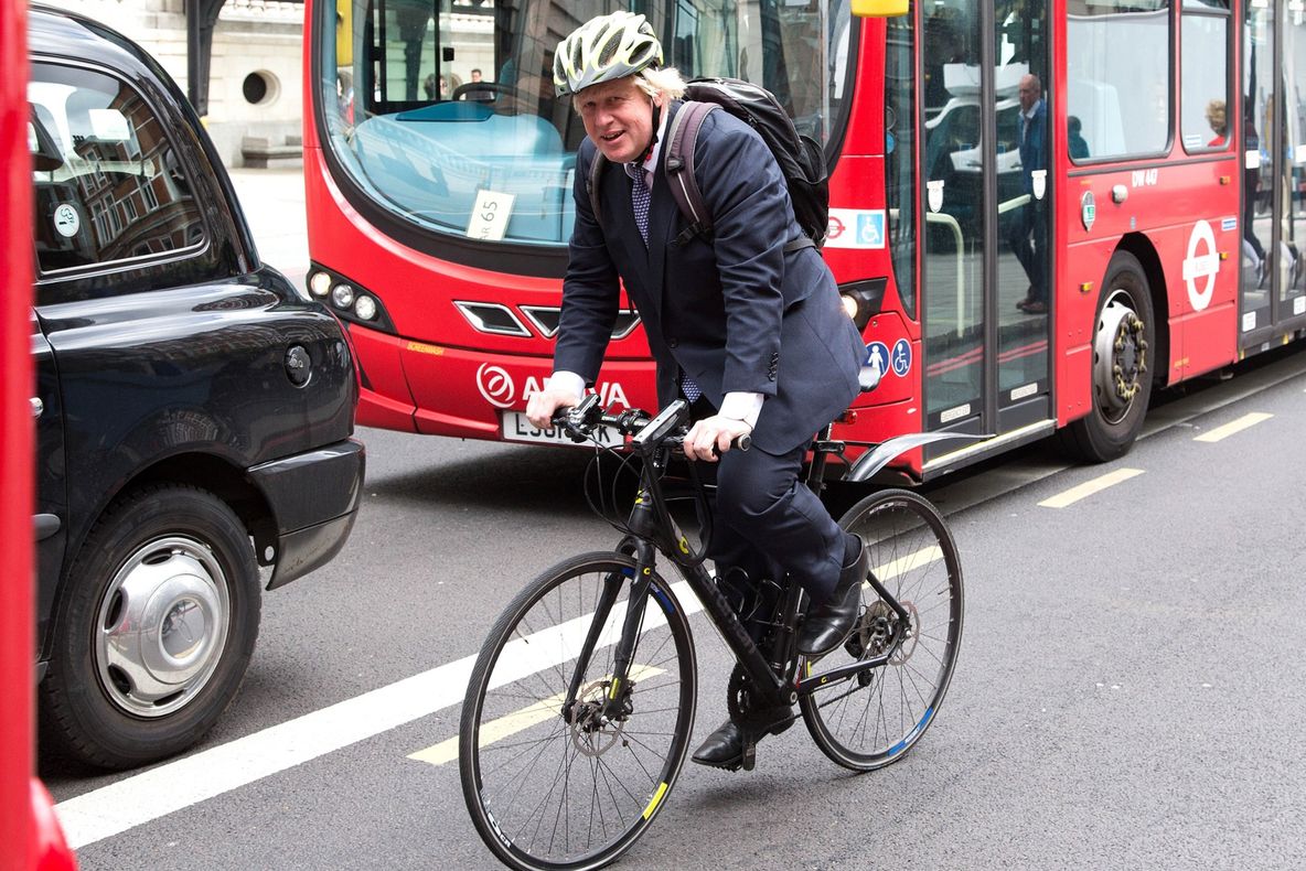 Călare pe bicicletă și pe situație, Primarul Londrei l-a înjurat strașnic pe un taximetrist