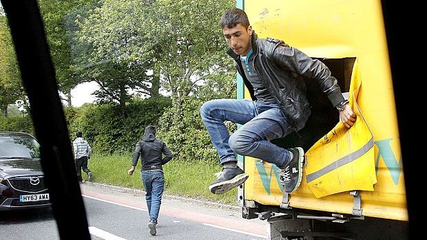 Imaginile care i-au uimit pe britanici. Nouă români fug dintr-un camion. Ce urmează