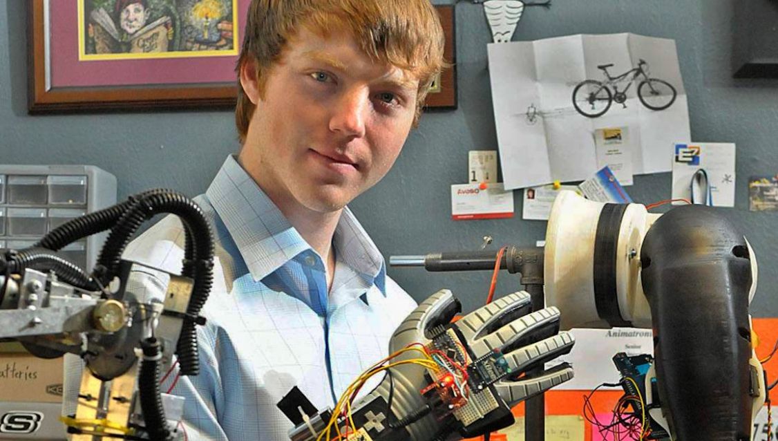 Are doar 19 ani, dar schimbă vieți! Invenția acestui tânăr te va uimi