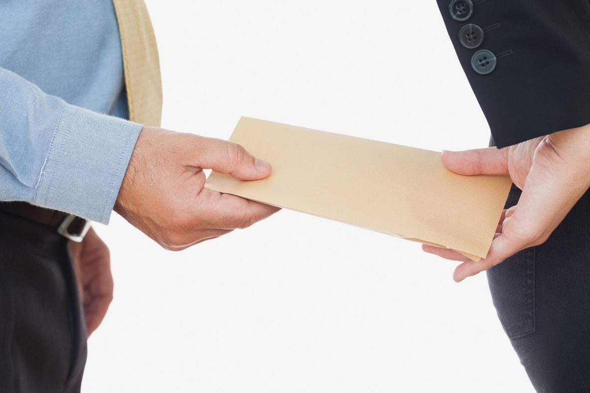 Topul şpăgilor de lux. Cea mai mare mită din istoria dosarelor DNA: 670 de milioane de euro