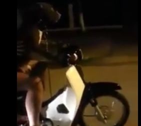 Un bărbat şi-a lăsat câinele să-i conducă motocicleta. Ce i s-a întâmplat, mai apoi