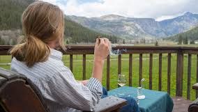 Tânjiţi după vechile tabere de vară? N-are rost! Mergeţi într-o tabără pentru fumătorii de marijuana