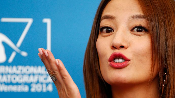 Un chinez a dat în judecată o vedetă TV pentru că l-a "privit fix" din televizor