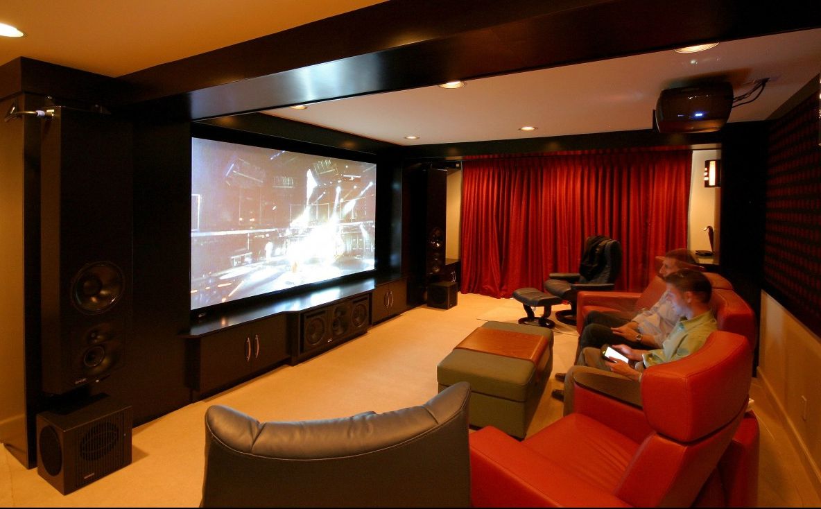 Cum îți poți face un proiector ca la cinema folosind doar o cutie de pantofi și un smartphone