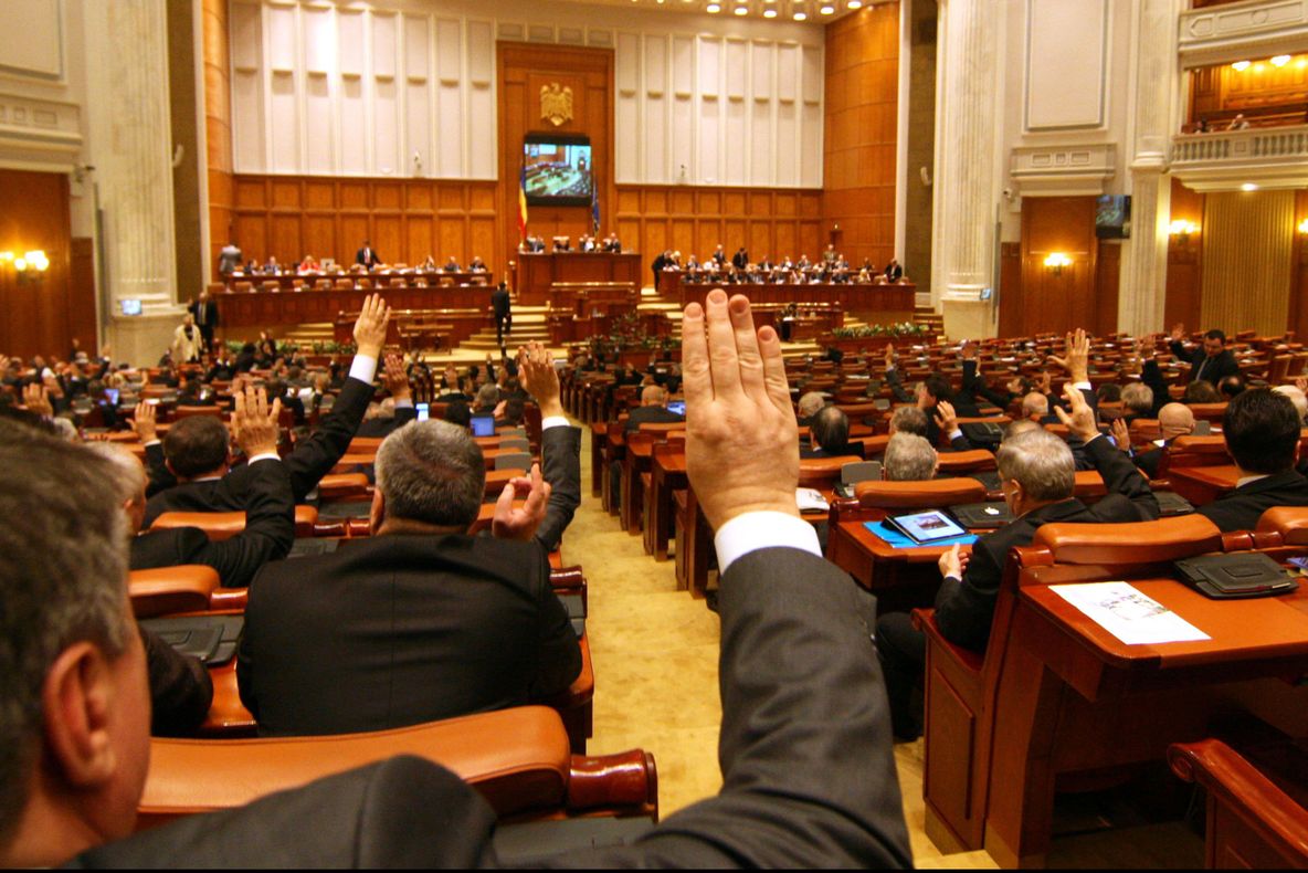 Cursuri de calificare la Camera Deputaţilor. Cât costă perfecţionarea unui "agent de curăţenie" 