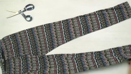 A luat o foarfecă şi a tăiat o pereche de colanţi! Rezultatul e genial