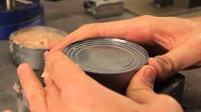 Cum desfaci o conservă fără cuţit sau alte unelte