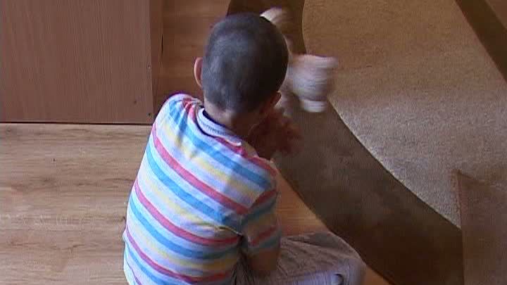 Copil cu autism, la spital cu răni produse de loviturile cu inelul educatoarei, la Piteşti