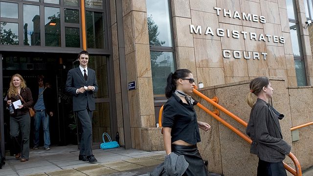  Năzdrăvăniile unui român în Marea Britanie: în închisoare din cauza unui salut