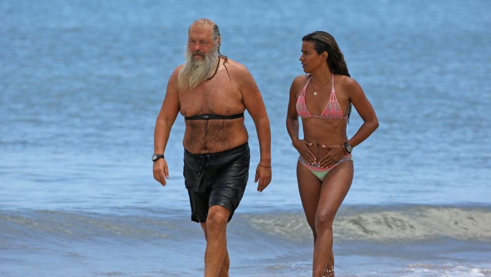 Lumea care venise la plajă a încremenit când i-a văzut! De ce umblă cu el. Răspunsul neașteptat