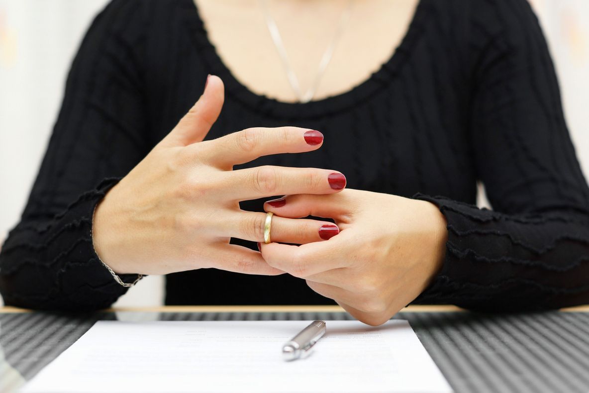 Un cunoscut fotbalist român a fost făcut de râs de soţie pe Facebook. Cum l-a anunţat că divorţează