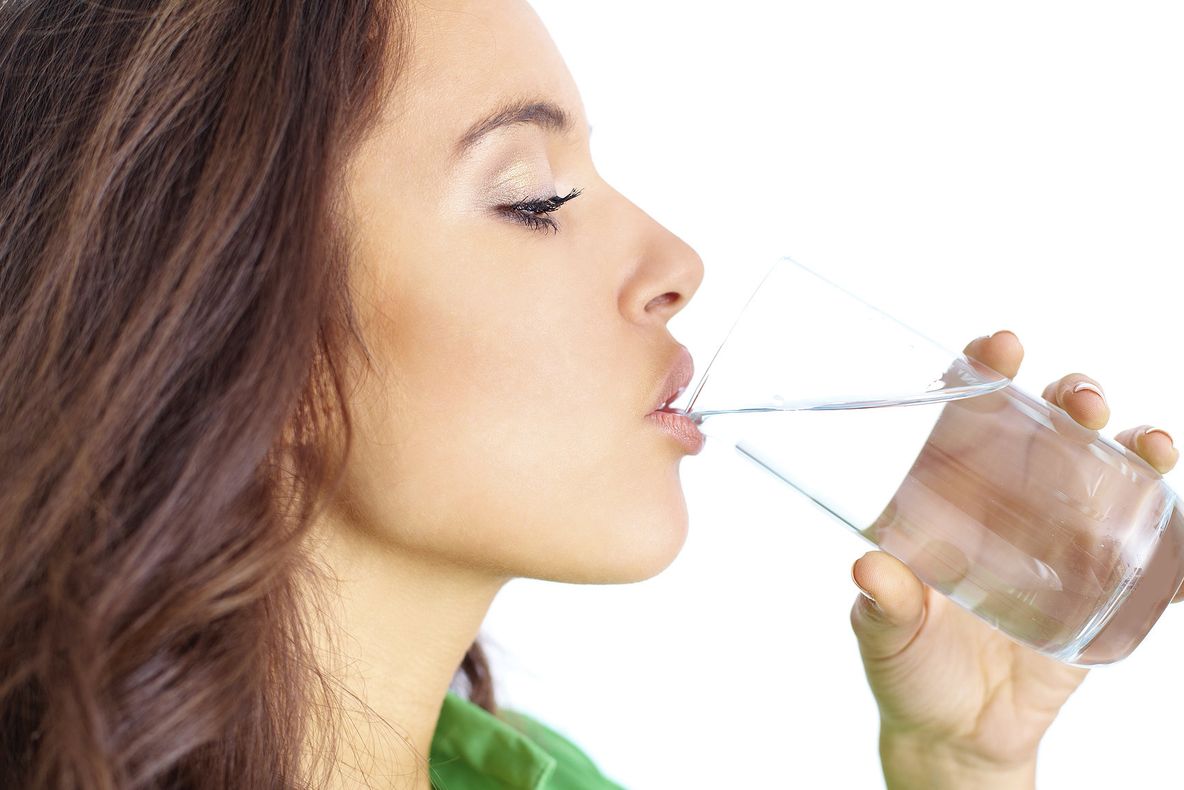 De ce e bine să beți apă în timpul mesei! Tot ce știai până acum e fals