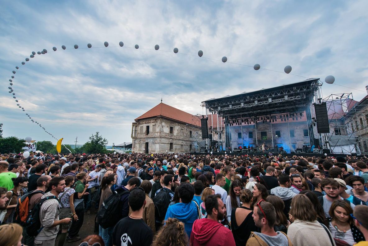 Petrecăreţi descoperiţi cu droguri la Electric Castle 