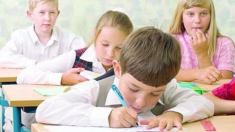 Sute de elevi, găsiţi cu păduchi şi roşu în gât. Situaţia este îngrijorătoare