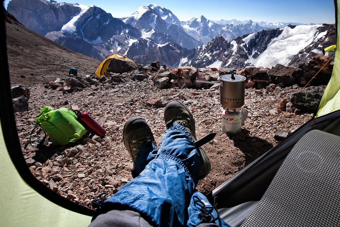 Promoția 'O vară de vacanță' la eMAG vine cu reduceri la corturi, bocanci de munte și alte accesorii