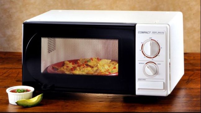 Cuptorul cu microunde, un pericol pentru sănătate. Ce boală poţi să faci de la mâncarea reîncălzită