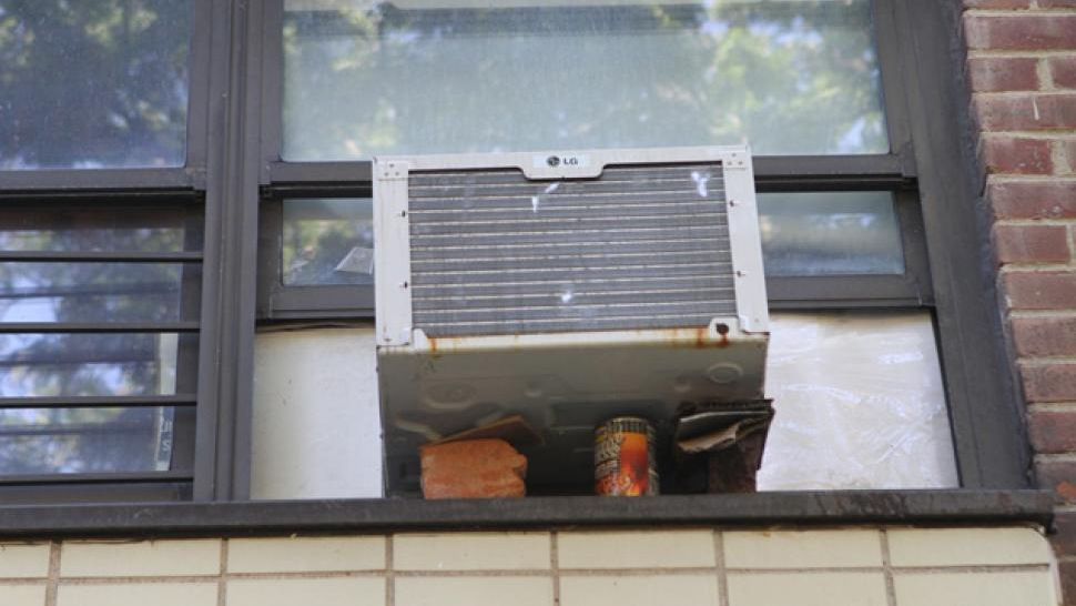 Accident bizar: 10 oameni răniţi după ce un aparat de aer condiţionat a căzut de la etajul 30