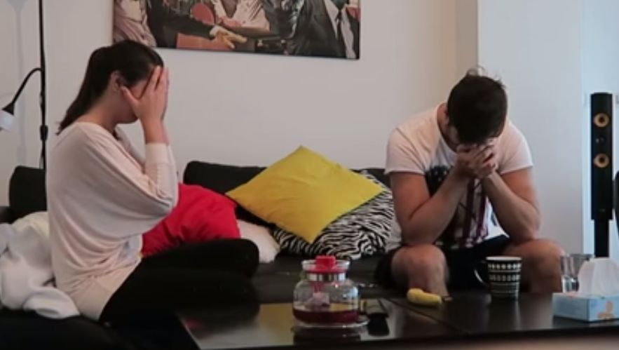 Farsă: o tânără îi spune iubitului că e însărcinată și totul o ia razna. Ce urmează