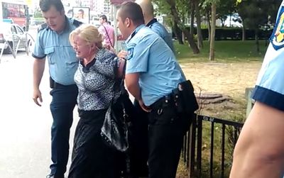 Caz revoltător. Femeie, pusă în cătușe de trei poliţişti pentru că a traversat ilegal 