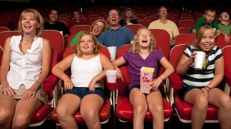 Pe ecran rulează un film, iar cei din sală primesc un SMS. După aceea se întâmplă ceva fenomenal