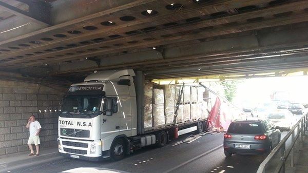 Un tir a rămas blocat în pasaj în Timişoara 