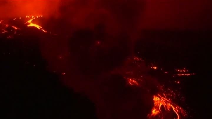 Imagini spectaculoase: vulcanul Wolf din Galapagos a erupt, prima dată după 33 de ani