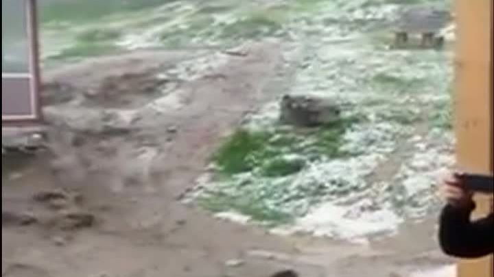 Rupere de nori în Bucegi. Cum arată un râu de gheață în toiul verii